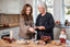 Etly Klarborg og Anne Mette Juul Svensson bager julebag sammen i et hyggeligt køkken omgivet af kager, småkager, levende lys og Klarborgnisser i varm julestemning.